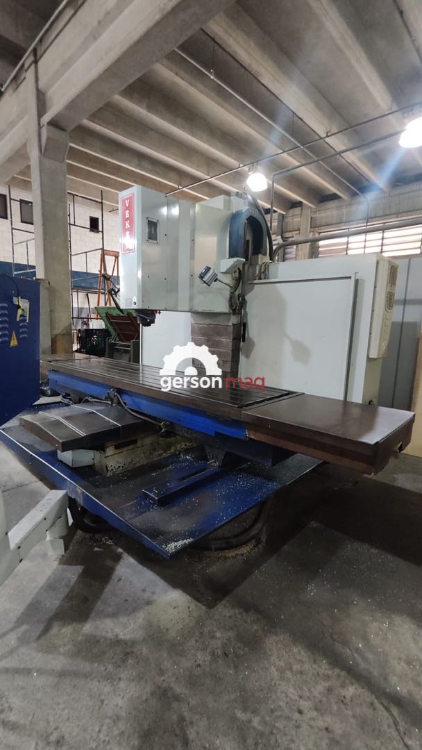 FRESADORA CNC VEKER VK4900 - ANO 2011 - CURSO DE 2500 mm
