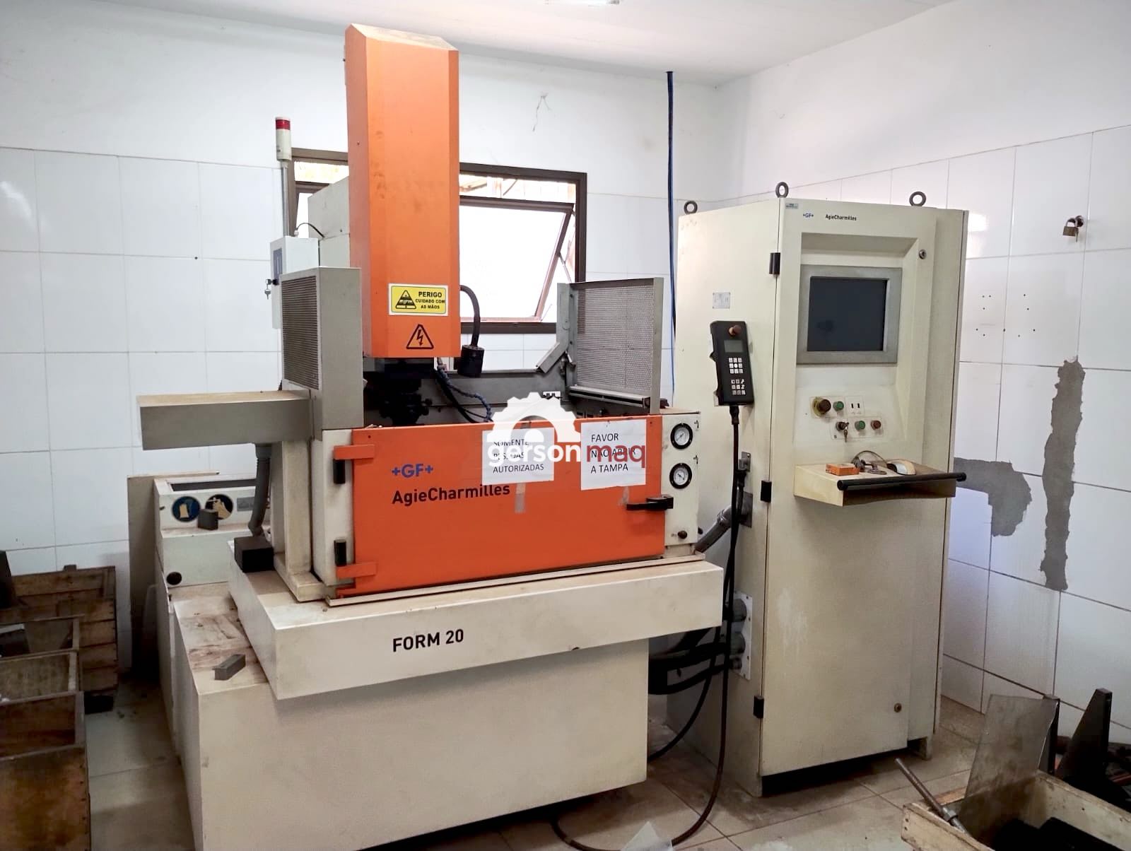 ELETROEROSAO A PENETRACAO CNC AGIE CHARMILLES FORM 20 - ANO 2009 - POUCAS HORAS DE USO